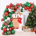 Arco di palloncini natalizi con bastoncini di zucchero e stelle accanto al caminetto - Ghirlanda di Palloncini Natalizi Stile A