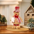 Detailaufnahme einer Lebkuchenmann-Plüschfigur aus Cord auf festlichem Tisch - Teleskopische Männliche Lebkuchenmann Puppe