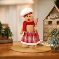 Plüsch-Lebkuchenmann mit rot-weißem Karokleid und Kochmütze in weihnachtlicher Szene - Weißer Hut-Stil