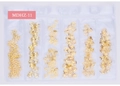 Detailansicht von sechs goldenen Metall-Nagelkunst-Anhängern inklusive Schneeflocken - Schneeflocke Fünfblättrige Blume Stil (MDHZ-11)