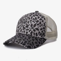 Detailansicht der Baseballkappe mit Leopardenmuster, cremefarbenem Netzrücken und Schirm - Mit CC-Label / Grauer Leopard