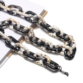 Dettaglio della catena per occhiali in acrilico con trama a inchiostro bianco e nero e glitter - Spruzzo Nero Bianco Oro