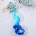 Vue détaillée de la barrette flocon argentée avec extension de cheveux bouclés bleu dégradé - Dégradé Bleu