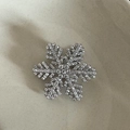 Primer plano de una pinza para el cabello de copo de nieve plateada con cristales finos - Estilo de Circonita / Copo de Nieve Plateado - Estilo Diamante de Imitación