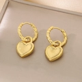 Dettaglio ravvicinato di ciondoli a cuore placcati oro 18k con orecchini a cerchio - Oro (KE116098-Z)