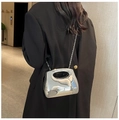 Detailansicht der silbernen Abendtasche mit Spiegeleffekt und Gliederkette - Silber