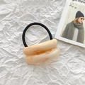 Élastique à cheveux en acrylique avec texture marbre beige et cordon noir élastique - Marbre Abricot / Abricot
