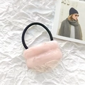 Élastique à cheveux en fausse fourrure rose avec détail de texture marbrée sur fond blanc - Rose Doux / Rose