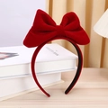Diadema con lazo de terciopelo rojo oscuro extragrande sobre elegantes libros blancos - Rojo
