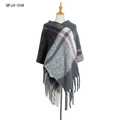Mantella donna a quadri grigi in filato bouclé strutturato con lunghe frange morbide - Quadri Nero Grigio (QPJ4-04#)