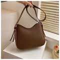 Primer plano de bolso hobo de media luna marrón con flecos en soporte geométrico - Marrón