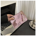 Bolso de mano rosa metálico con textura de serpiente, borla y detalle de llavero - Rosa Claro