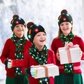 LED Weihnachtsset für Kinder mit Mütze, Schal und Handschuhen in festlicher Schneeszene - Schwarze Lichterkette Mütze & Schal Set