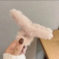 Rosafarbene Plüsch-Haarklammer im Kreuzdesign handgehalten für weichen flauschigen Look - 11cm / Hellkamel