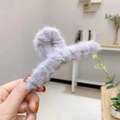 Plüsch-Haarklammer in Hellgrau mit weichem Kunstfell für minimalistische Winter-Frisuren - 11cm / Grau