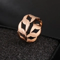 Anillo de moda de acero inoxidable oro rosa con diseño de cadena sobre fondo oscuro - US 6 / Rosa oro