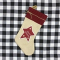 Kerstsok van beige jute met rode ster-patch en Merry Christmas-borduurwerk op de voorkant - Merry Christmas/Rode Ster / Rode Geplooide Stijl