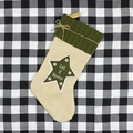 Linnen kerstsok met groene ster Let It Snow tekst en decoratieve knoopdetails - Let it Snow/Groene Ster / Groene Geplooide Stijl