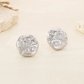 Elegante zilveren ronde oorbellen met reliëftextuur en witte sprankelende diamanten - Staalkleur