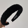 Detalle de diadema negra hecha a mano en felpa sherpa con etiqueta interna cosida - Negro