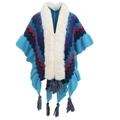 Detail van blauwe gebreide poncho met witte bontkraag en kleurrijke zigzagpatronen met franjes - Donkerblauw Golf (6#)