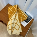 Klassischer gelber und beiger Strickschal mit Karomuster für winterliche Wärme - Gelb & Beige Argyle
