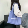 Vue détaillée du sac cabas en toile lilas avec lettrage AREYOU blanc imprimé - Bleu clair