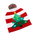 Detalle de gorro de Navidad tejido con interruptor LED y diseño de árbol festivo verde - Estilo Árbol de Navidad