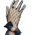 Guanti Lolita in pizzo nero con fiocco e dettaglio di perla su sfondo bianco pulito - Guanti neri con fiocco