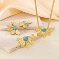 Dettaglio di collana e orecchini a petalo in oro 18K con pietre turchesi su pietra - Stile con Centro Turchese (KS220672-LX)