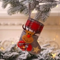 Calza di Natale con renna 3D e bordo scozzese appesa a un ramo di albero innevato - Stile Alce