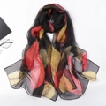 Leichter schwarzer Chiffonschal mit buntem Herbstlaub-Druck für Damen-Accessoires - Mehrfarbiges Blatt Schwarz