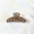 Dettaglio della molletta per capelli leopardata con macchie blu e verdi - Cuoio