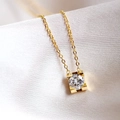 Klassische goldene Titanstahlkette mit einem einzelnen brillanten quadratischen Zirkonia - Vier-Zinken Solitär Halskette / Gold