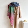 Détail d'écharpe léopard en cachemire avec pompons colorés sur un manteau beige - Abstrait Bleu Vert Rose