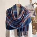 Klassischer blauer Karo-Schal in Cashmere-Haptik mit eleganten Fransen auf weißem Mantel - Blau Karo (WT61-8)