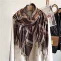 Dettaglio di una sciarpa scozzese marrone con frange abbinata a un blazer beige classico - Plaid Cachi (WT61-7)