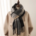 Detailtextuur van de zwart-witte geruite kasjmier sjaal op een beige winterjas - Zwart & Grijs Geruit
