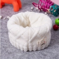 Witte gebreide winter sjaal voor kinderen met vlechtpatroon en decoratief label - Wit
