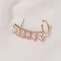 Détail d'un ear cuff doré avec six pendentifs en zircone rose en forme de poire - Style 01 KC Or Rose Clair (3794)