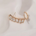 Détail d'un ear cuff doré orné de pampilles en forme de gouttes scintillantes sur soie - Style 03 KC Or Blanc (3796)