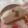 Detail der beigen gesteppten Teddybär-Kosmetiktasche auf Strickstoff mit roter Schleife - 18*12*10cm / Beigefarbener Teddybär