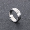 Anillo ancho de acero de titanio plateado con textura martillada y ranura pulida central - US 8 / Estilo Con Ranura Martillada / Plata (KR108246-GC)