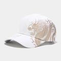 Dettaglio ravvicinato del ricamo del drago dorato sul cappellino da baseball bianco - Regolabile / Bianco