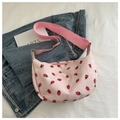 Détail du sac lune en velours rose avec imprimé fraise et bandoulière réglable - Rose