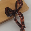 13cm bow-shaped hair claw clip in amber tortoiseshell pattern for elegant hairstyles - Transparent Tortoiseshell