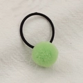 Coletero con pompón verde claro suave y goma elástica negra para peinados infantiles - Verde