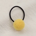 Coletero elástico para niños con pompón de peluche amarillo sobre fondo de tela beige - Amarillo