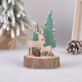 Centre de table de Noël en bois avec rennes et sapins sur un socle en rondin naturel - Style Élan