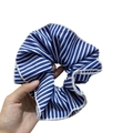 Vista dettagliata dell'elastico in tessuto a righe bianche e blu con pieghe morbide - Blu scuro